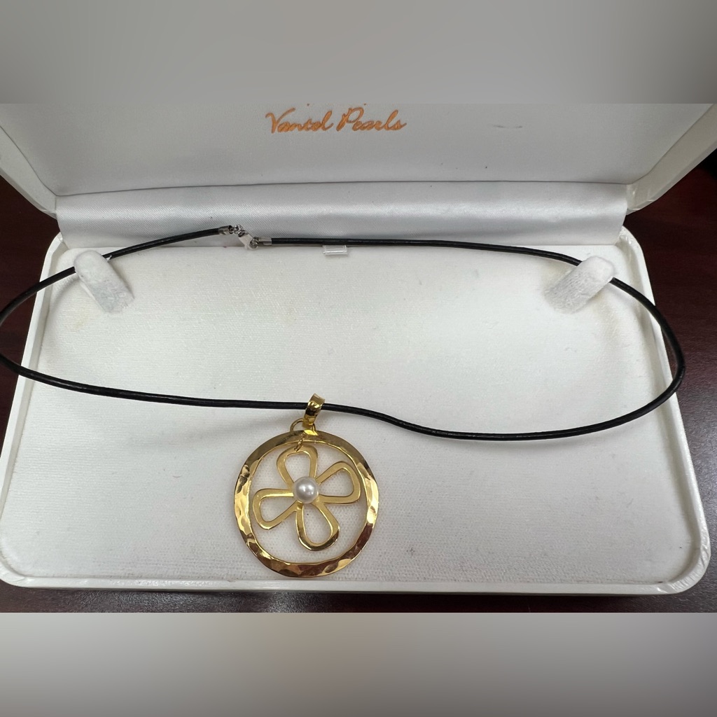 Gold And Pearl Pendant Necklace